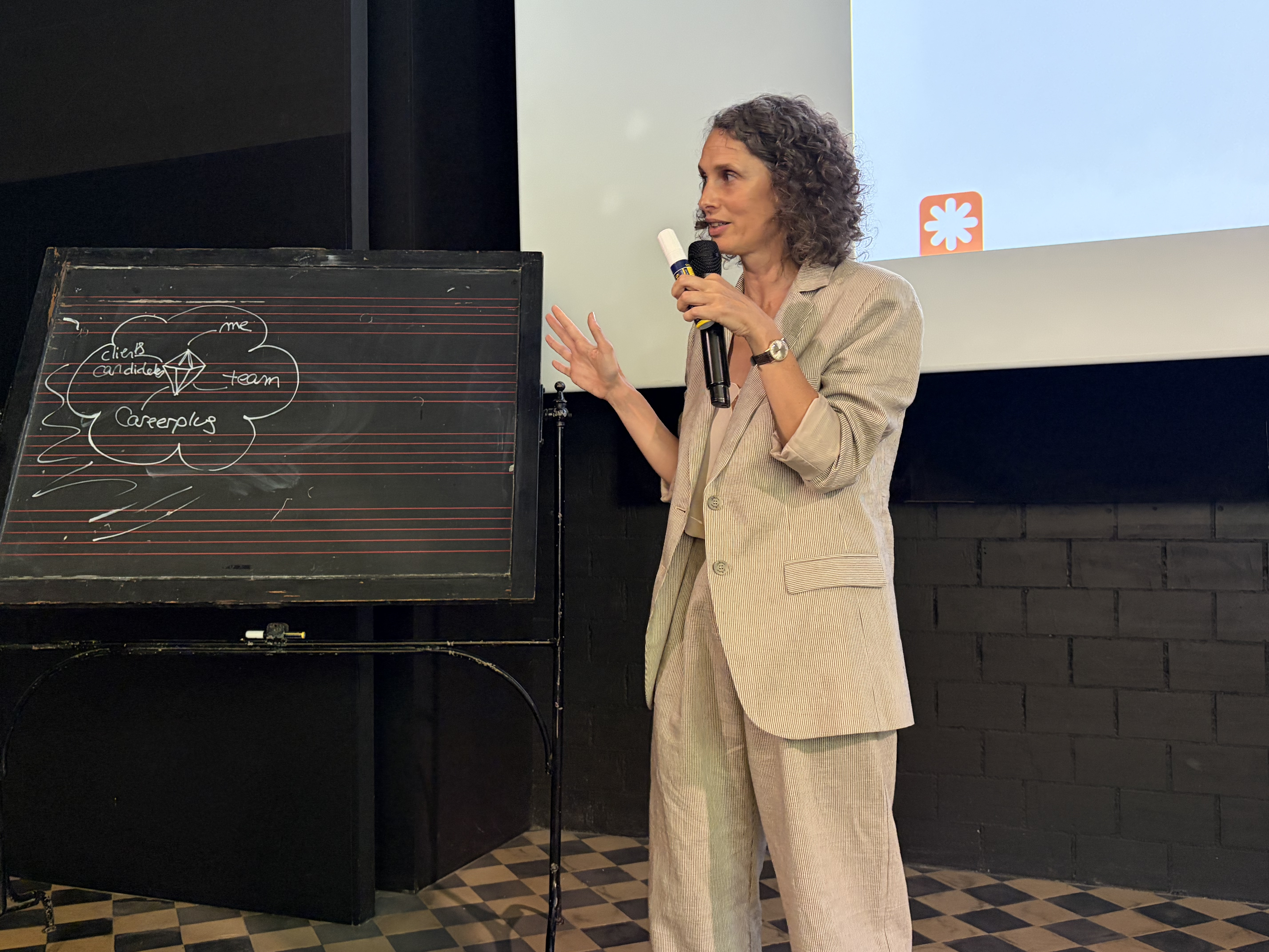 Gabrielle anime un atelier Purpoz devant un tableau